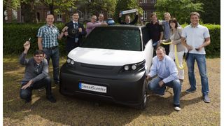 Eine Allianz von RWTH-Experten und Industrieunternehmen entwickelt den StreetScooter als serientaugliches Elektroauto – das Foto zeigt Projektmitarbeiterinnen und –mitarbeiter gemeinsam mit Leiter Professor Dr.-Ing. Achim Kampker (3. von links).  (Bild: RWTH Aachen)