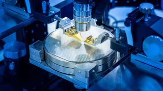 Neuer Anlauf für die deutsche Chipförderung: Das Wirtschaftsministerium plant medienberichten zufolge, einen niedrigen einstelligen Milliardenbetrag für den Ausbau moderner Halbleiterfertigungsanlagen in Deutschland bereitszustellen. (Bild: Grispb - stock.adobe.com)