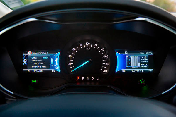 Im Kombiinstrument informieren zwei Displays den Fahrer über alle relevanten Fahrzeug- und Infotainment-Daten. (Foto: Ford)