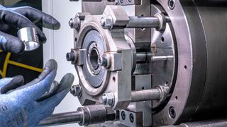 Manueller Kalibriervorgang im Kompetenzzentrum Industrial Bearings (KS Kolbenschmidt)