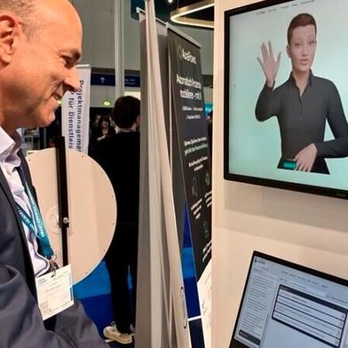 Alexander Stricker, Geschäftsführer der alangu GmbH, präsentierte den KI-Avatar auf der Smart Country Convention 2025 in Berlin. (Bild: © Serina Sonsalla)