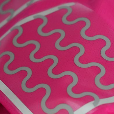 Textilintegriertes Heizelement auf einem Laufshirt - möglich dank funktionaler Tinten. (Bild: INM)