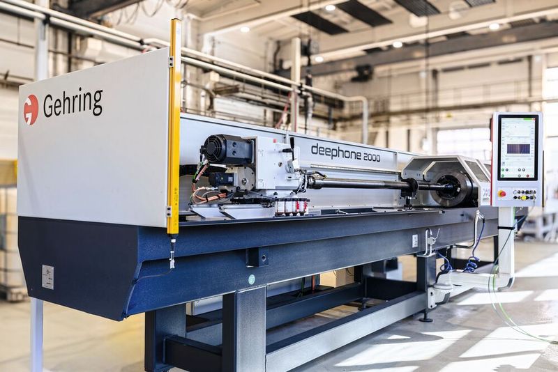 Gehring Deephone 2000: Horizontale Honmaschine für große Durchmesser von 20 bis 600 Millimetern, ausgelegt auf hohe Abtragsleistung, thermisch stabile Prozesse und eine durchgängige Qualitätsüberwachung durch integrierte In-Prozess-Messtechnik. (Bild: Gehring Technologies)