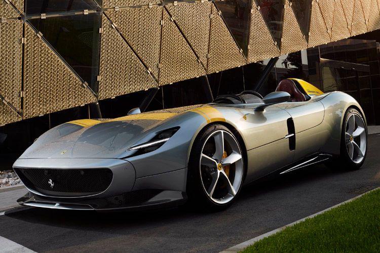 Ferrari zeigt mit dem Monza SP1 und SP2 zwei Modelle einer neuen Baureihe, die an die glorreichen Tage der Marke im Rennsport erinnern sollen. (Bild: Ferrari)