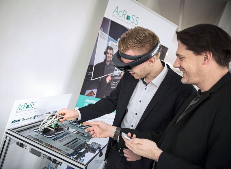 Mit einer AR-Brille können künftig Smart Services angeboten werden, beispielsweise bei der Maschinenwartung.  (Fraunhofer IEM)