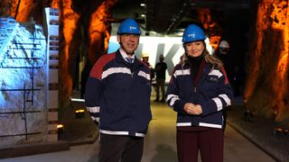 Freuen sich über den Rohstofffund: Ebba Busch, Minister for Energy, Business and Industry und Jan Moström, President und CEO von LKAB. Die leistungsstarken Dauermagnete, die in Elektrofahrzeugen verwendet werden, enthalten die Seltenen Erden Neodym und Praseodym; je nach Größe des Motors und des Dauermagneten wiegen sie zwischen 0,5 und einigen Kilogramm pro Fahrzeug. (Bild: LKAB)