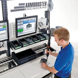 Das Assistenzsystem unterstützt den Arbeiter mittels eines Monitors bei der manuellen Montage.