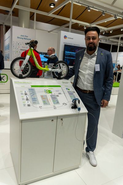 Die Open Industry 4.0 Alliance ist eine globale Umsetzungsallianz mit über 100 Mitgliedern, die Experten für Industrie 4.0-Produkte und -Lösungen umfasst und unter anderem auch Informationen zu Manufacturing-X bietet. Dahinter verbirgt sich ein offenes, gemeinsames Datenökosystem, das allen Beteiligten der Wertschöpfungsketten ermöglicht, Produkt- und Produktionsdaten sicher, souverän und interoperabel zu teilen. (Bild: Vogel Communications Group)