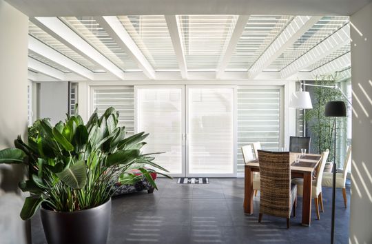 Ein Wintergarten erhöht die zu beschattenden Flächen des Hauses noch einmal massiv. (Bild:  Schanz)