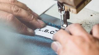 Damit die E-Commerce-Prozesse des Modehändlers Lesara effizienter vonstattengehen, hat Aberle das Logistikzentrum des Unternehmen automatisiert. (Lesara)