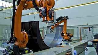 Ein lasertrackergestütztes System kontrolliert die Präzision von Roboterbahnen und regelt bei Bedarf die Ablegegenauigkeit nach. (DLR ZLP)