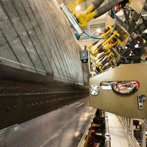 Endeffektor zum thermoplastischen Ultraschallschweißen aus dem Welder-Projekt vor der fertigen Schweißnaht unterhalb des Hexapod-Roboterfelds zur hochpräzisen Form- und Lageeinstellung.(Bild:  Fraunhofer IFAM)