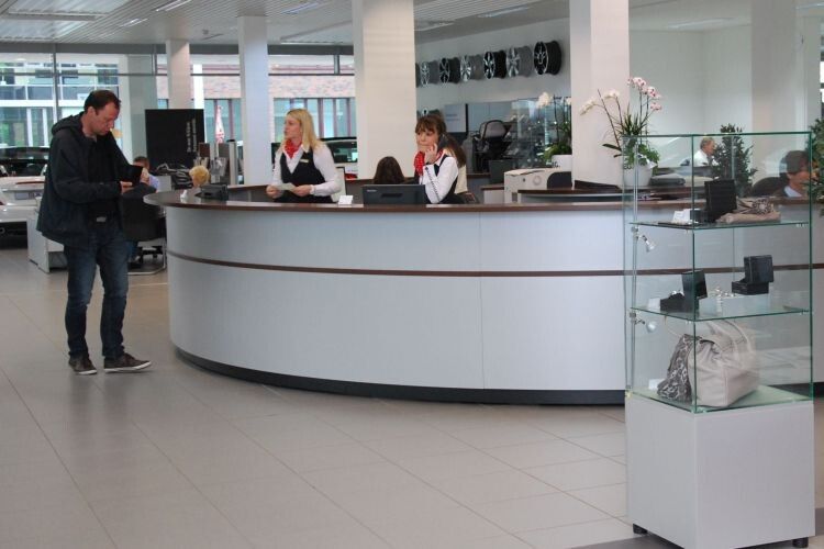 Serviceassistentinnen begrüßen die hereinkommenden Kunden. (Foto: Rubbel)