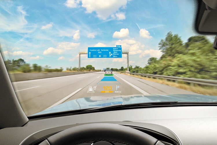 In Form der „Augmented Reality“, die die Informationen direkt ins Verkehrsgeschehen einbettet, soll die Sicherheitstechnologie aber schon bald Einzug in die Kompaktklasse finden. (Foto: Continental)