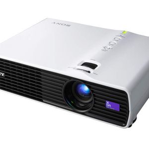 Sony hat sein Portfolio um drei kleine und leichte Modelle der D-Serie ausgebaut. Das Top-Modell VPL-DX15 bietet USB und WLAN.
