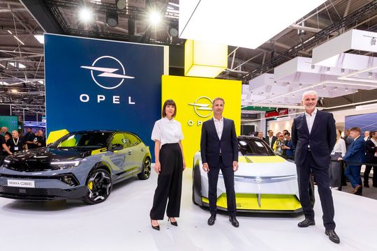 Marketingchefin Rebecca Reinermann, Opel CEO Florian Huettl und Designchef Mark Adams (r.) zeigen bei der IAA den neuen Mokka und die Studie Corsa GSE Vision Gran Turismo.(Bild:  Opel)