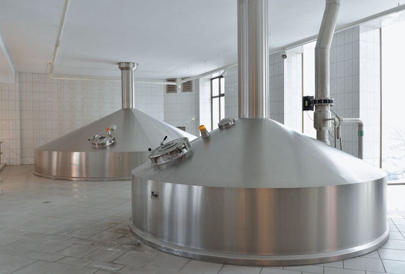 In Brauereien steht Druckluft in direktem Lebensmittelkontakt. Als Steuerluft betreibt ölfreie Druckluft z.B. Armaturen im Sudhaus ...  (© industrieblick / Fotolia.com)