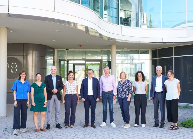 Besuch von Sascha van Beek MdB am Leibniz-HKI: (v.l.) Luzia Gyr, Miriam Agler-Rosenbaum, Institutsdirektor Axel Brakhage, Ute Hellmich (Friedrich-Schiller-Universität Jena), Lars Böttcher (Analytik Jena GmbH), Sascha van Beek, Sina Gerbach, Sarela García-Santamarina, Uwe Müller (HAPILA GmbH) und Grit Walther. (Bild: Anna Schroll/Leibniz-HKI)