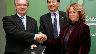 Unterzeichnung des Memorandum of Understanding: Jeff Bi (CEO GA Pack), Wirtschaftsminister Dr. Haseloff und Frau Szabados (Bürgermeisterin von Halle an der Saale). Bild: GA Pack (Archiv: Vogel Business Media)
