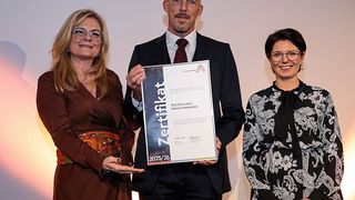 Ausgezeichent: Monica Rintersbacher, Geschäftsführerin Leitbetriebe Austria, David Machanek, Geschäftsführer Pilz Österreich und Marianne Ecker, Head of Marketing bei Pilz Österreich (v.l.n.r). (Bild: Günther Langegger)