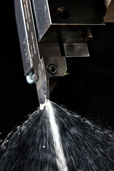 Das Kühlmittel wird präzise auf die Schneide unter den Span geleitet. So führt es die Hitze gezielt ab und verlängert die Standzeit. (Bild: Kennametal/Tilman Weishart)
