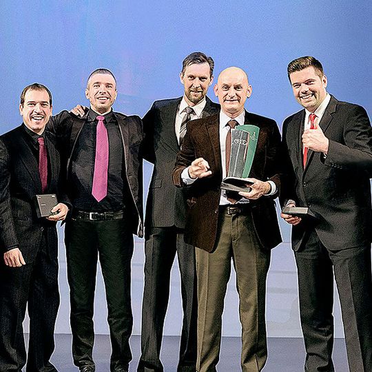 Mitarbeiter von Audi Friedmann nehmen den Audi Twin Cup 2016 entgegen.(Foto:  Audi)