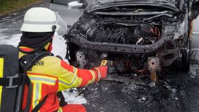 Was war die Brandursache? Ein technischer Defekt im Fahrzeug kann ausreichen, damit der Händler in der Beweispflicht steht – mit weitreichenden Folgen. (Bild: © benjaminnolte - stock.adobe.com)