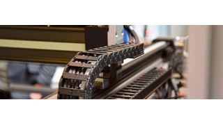 Einfach und günstig automatisieren: In seinen unterschiedlichen Konstruktionen setzt Martin Langhoff unter anderem auf Linearführungen und Energieketten von Igus. (Stefanie Michel)