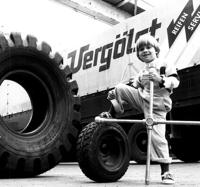 1978 startete das Unternehmen mit einem unternehmenseigenen Lkw-Reifen-Pannenservice. Große nationale oder europäische Lkw-Flotten erhalten seitdem rund um die Uhr Pannenhilfe. Nach und nach wurde dieser Service um einen mobilen Service vor Ort beim Kunden erweitert.  (Bild: Vergölst)