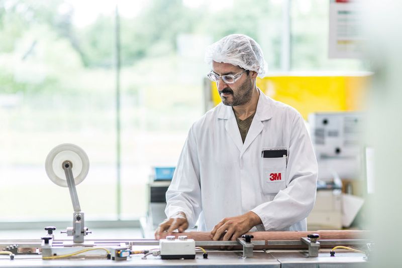 NRW Wirtschaftsminister Garrelt Duin und John Banovetz, Managing Director für die 3M DACH-Region, setzten heute den ersten Spatenstich für eine neue Produktionsanlage im 3M Werk im nordrhein-westfälischen Kamen. Bis Ende 2017 investiert der Multitechnologiekonzern dort über 70 Millionen Euro in zwei hoch automatisierte Fertigungsanlagen für Transparentverbände. (3M)