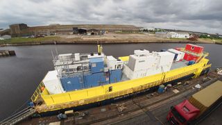 Das Bild zeigt die schwimmende Plattform mit modularer Containeranlage zur Offshore-Produktion von synthetischen Kraftstoffen aus Windenergie, Meerwasser und Umgebungsluft. (Bild: H2Mare)