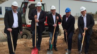 Spatenstich bei der Schierle Stahlrohre KG: Das Unternehmen investiert jetzt in eine automatische Hochregalanlage in seinem Zentrallager in Neuss. (Bild: Schierle)