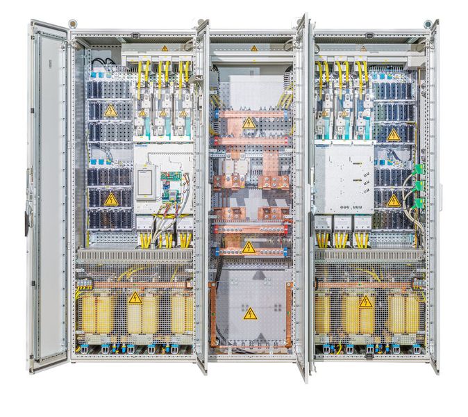 CG Drives & Automation stellt auf der HMI modulare Umrichterlösungen von Emotron aus, die sich besonders für den Einsatz im Bereich der erneuerbaren Energien eignen. Sie zeichnen sich durch sehr geringe Netzoberschwingungen und große Flexibilität aus und sind u. a. für die Wasserstoffproduktion und Brennstoffzellenanwendungen einsetzbar. Hannover Messe 2025: Halle 13, Stand D30/1  (Bild: Koglin Wernigerode)