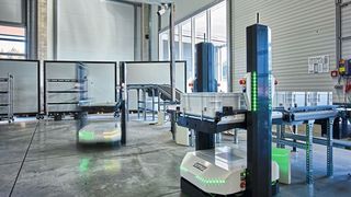 Die Open Shuttles lassen sich flexibel einsetzen und arbeiten wie ein intelligenter Schwarm. (Knapp)