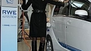 Carolin Reichert, Leiterin E-Mobility bei RWE, präsentiert auf der Ecartec in München den Mitsubishi i-Miev. (Archiv: Vogel Business Media)