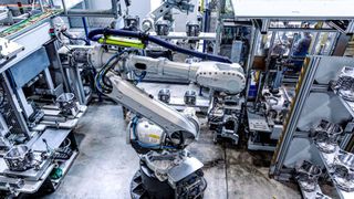 Mit hochkomplexer Automatisierung durchlaufen die Gehäuse für vier verschiedene E-Mobilitäts-Antriebseinheiten mehrere Schritte im Nachbearbeitungsprozess. (Bild: GF Casting Solutions)