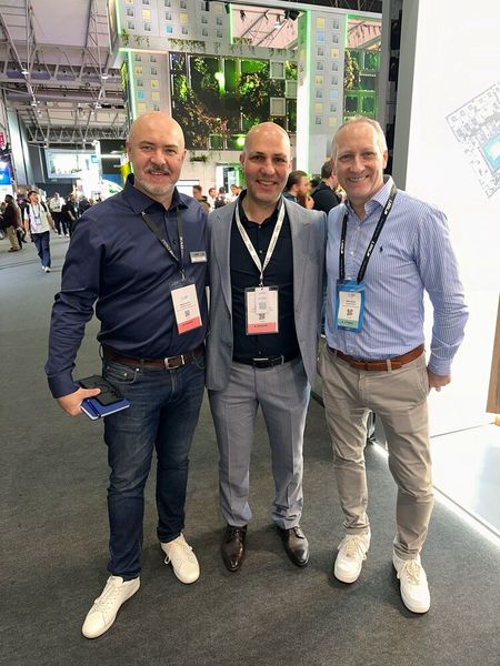 Martin Kostorz (ProDVX) und Mirko Rusch (r.) kommen Zisis Kasparidis (ZOTAC) besuchen. (Bild: Vogel IT-Medien GmbH)
