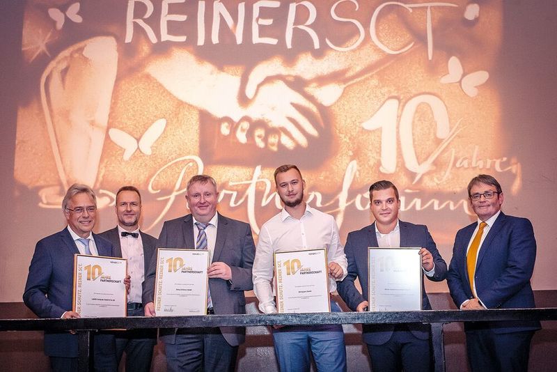 10 Jahre Partner (v. l.): Hans-Jürgen Fockel (LANOS), Klaus Bechtold (REINER SCT), Klaus Hörner (Schey & Hörner), Lucas Philipsen (CM System), Patrick Pawelec (EDV.de Systemhaus) und Andreas Staiger (REINER SCT) (REINER SCT)