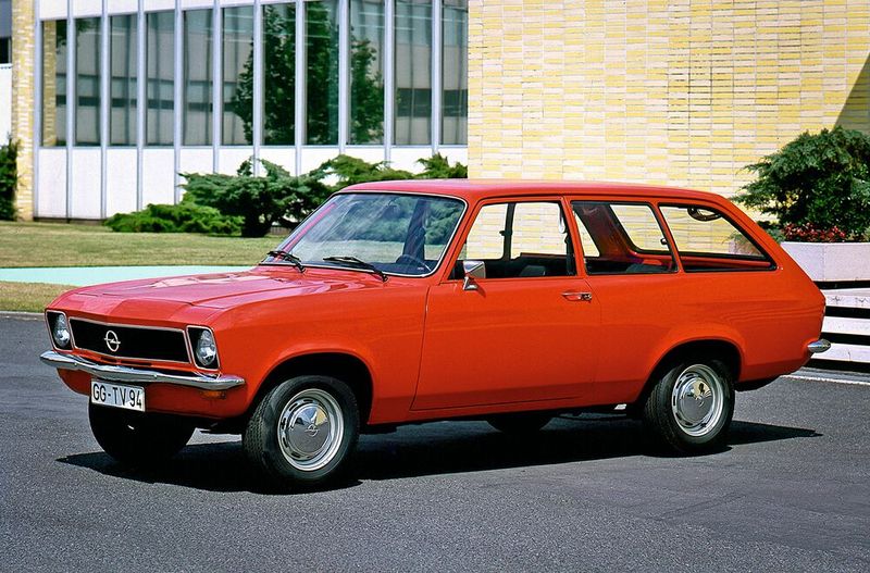 Hier ein Opel Ascona Kombi in der Basisausführung. Das Standardmodell des Kombis nannte Opel „CarAVan“. Hier handelt es sich um die modellgepflegte Variante ab August 1973, die man an einem schwarzen Kunststoffgrill und eckigen Außenspiegeln erkennt. (Bild: Opel)