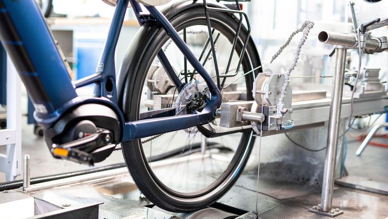Insgesamt elf Stadt-Pedelecs mussten sich den kritischen Augen von Stiftung Warentest stellen.