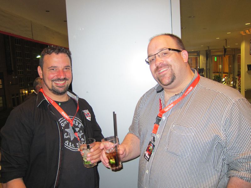 Nils Seiler, (l.) Markensturm, und Dirk Hense, Fernseh Berlet testeten die Drinks. (Bild: IT-BUSINESS)