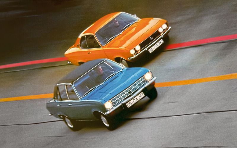 Den Ascona hat Opel zunächst als sportliches Modell der Mittelklasse in Szene gesetzt. Es war die Limousinen-Pendant zum Coupé-Modell Manta. (Bild: Opel)