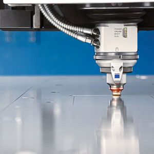 Ein Beispiel für die Blechbearbeitung: Stickstoffschneiden in Rekordgeschwindigkeit mit dem Festkörperlaser: Der Tafeldurchsatz wird in mittleren bis dicken Blechen um bis zu 100 Prozent gesteigert. Gleichzeitig sinkt der Gasverbrauch um 70 Prozent.(Bild:  Trumpf)