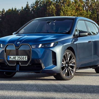 Das überarbeitete Elektro-SUV BMW iX präsentiert sich mit neuen Scheinwerfern und einer veränderten Frontschürze. (Bild: BMW)