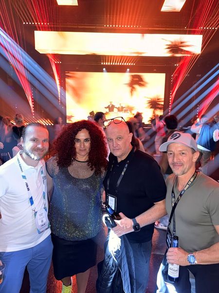 Besa (IT-BUSINESS) rockt mit Alexander Schäfer (Littlebit), Thorsten Mertens (SYNAXON) und Sascha Bosen (Seagate) die Tanzfläche. (Bild: Vogel IT-Medien)