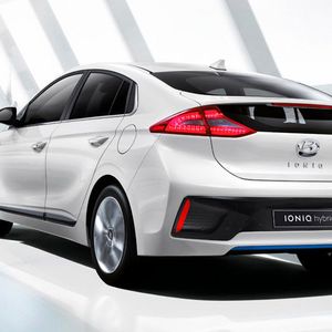 Die Form von Hyundais neuem Hybrid- und Elektromodell erinnert an Wettbewerber wie den Toyota Prius.
