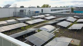 PV-Anlage auf dem Dach der Elbfabrik, einer Forschungsfabrik des Fraunhofer IFF. Mit einem Sensorsystem lassen sich Fehler in PV-Großanlagen frühzeitig erkennen. (Bild: Fraunhofer IFF/Anne Bornkessel)