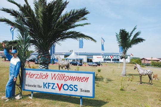 Ausgefallene Dekorationen wie Zebras und Palmen auf dem Freigelände fallen den vorbeifahrenden Autofahrern sofort ins Auge. (Archiv: Vogel Business Media)