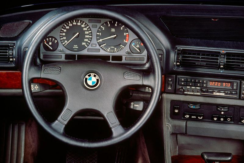 So war der 7er sowohl für Selbstfahrer als auch für Hinterbänkler eine interessante Alternative zu diversen anderen Luxuslimousinen. (BMW)