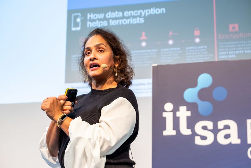 …  der Kryptografie-Expertin Jaya Baloo, CISO bei Avast.  Sie sprach über den Forschungsstand und erste praktische Umsetzungen quantenkryptografischer Verfahren. Um im Wettstreit um die Zukunftstechnologie nicht abgehängt zu werden, sollte in Europa das Wissen aus der Forschung über Startups kanalisiert werden, so Baloo (Bild: NürnbergMesse / Thomas Geiger)